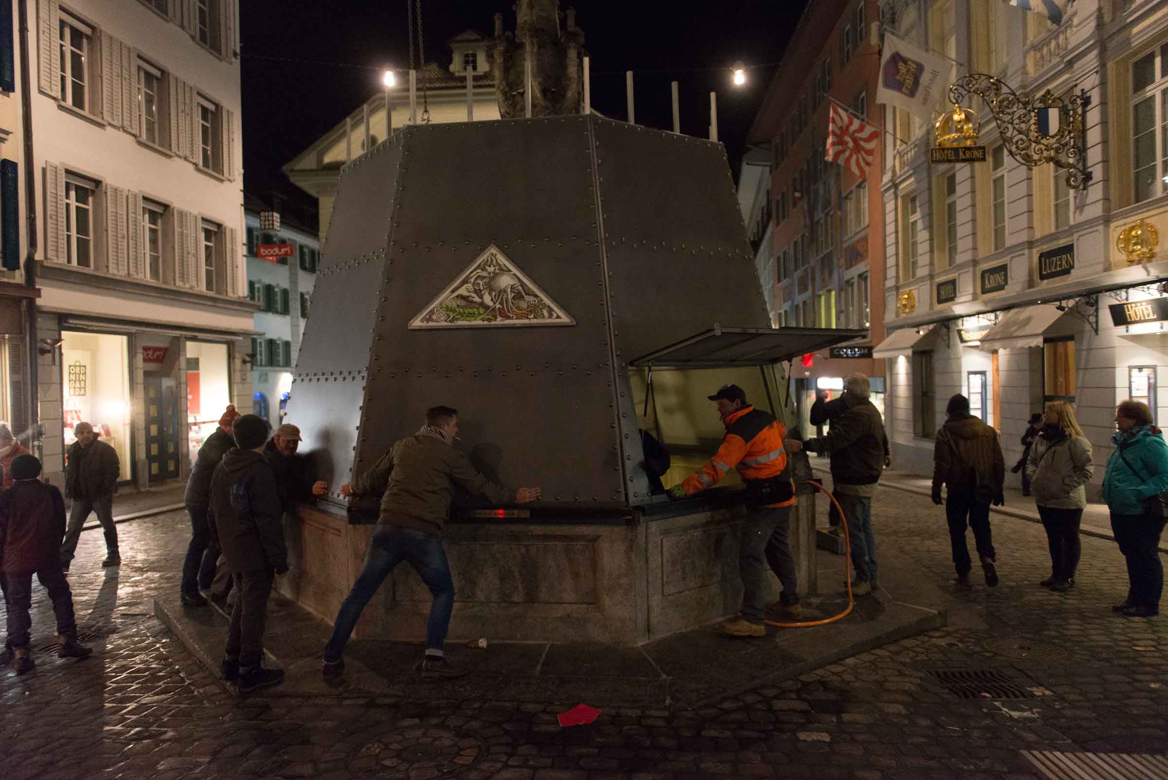 Die Kult-Ur-Fasnächtler auf dem Weinmarkt verpacken ihren Brunnen