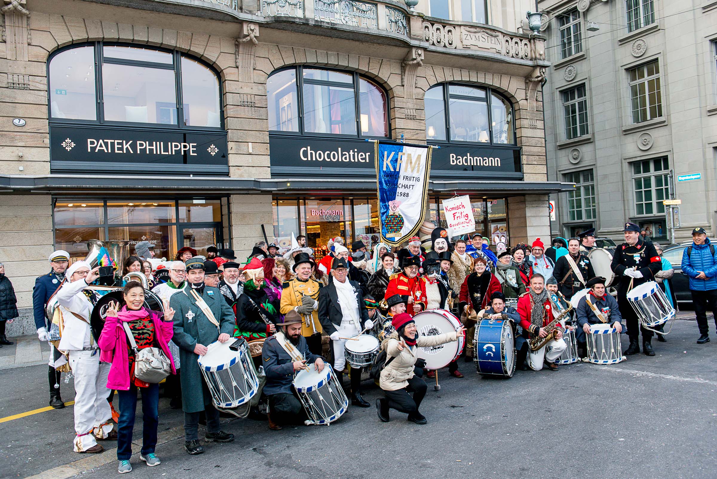 wwwfasnacht-lozaernch-goldige_geige-2300